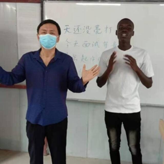 戏曲快板二人转，他教会非洲学生百首中文歌