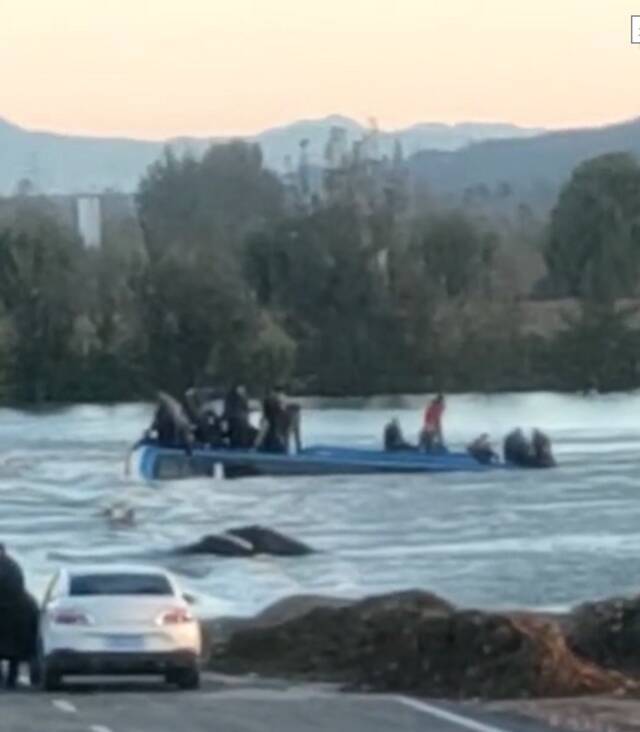 河北石家庄一大巴车坠入河中