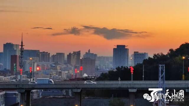 10月12日早晨，乌鲁木齐市天气晴朗。天山网-新疆日报记者张万德摄