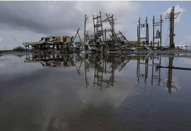 ↑今年9月，飓风艾达造成的电线破坏。