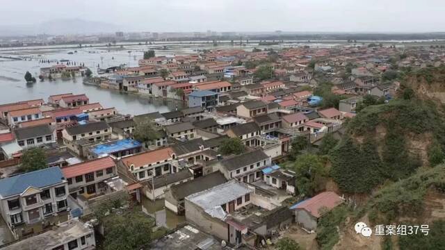 ▲10月10日，荆平村依然淹没在洪水中。新京报记者张建斌摄