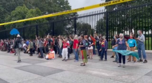 示威者在白宫外举行抗议活动