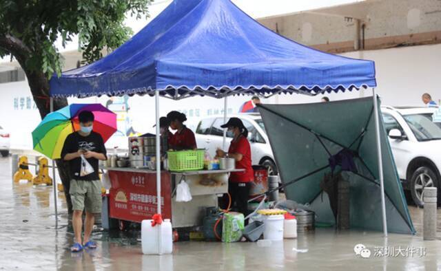 警惕！深圳暴雨橙色预警生效中，629个避难场所开放，网友晒出“大招”