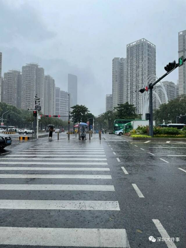 警惕！深圳暴雨橙色预警生效中，629个避难场所开放，网友晒出“大招”