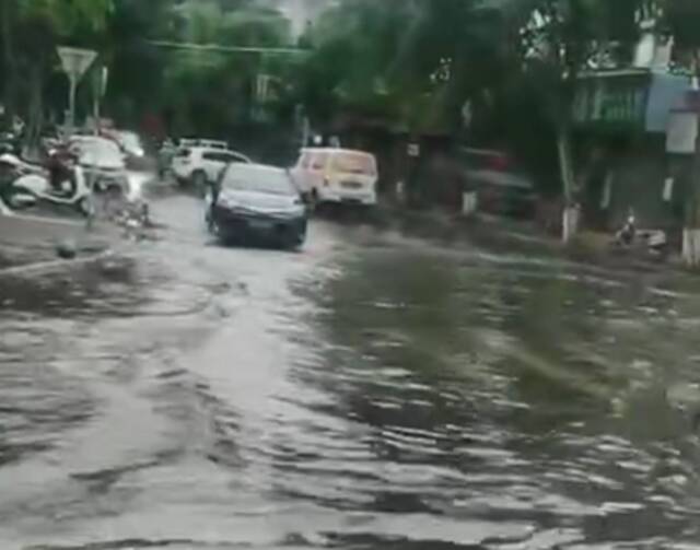 海口海甸岛二东路积水严重，过往车辆绕行