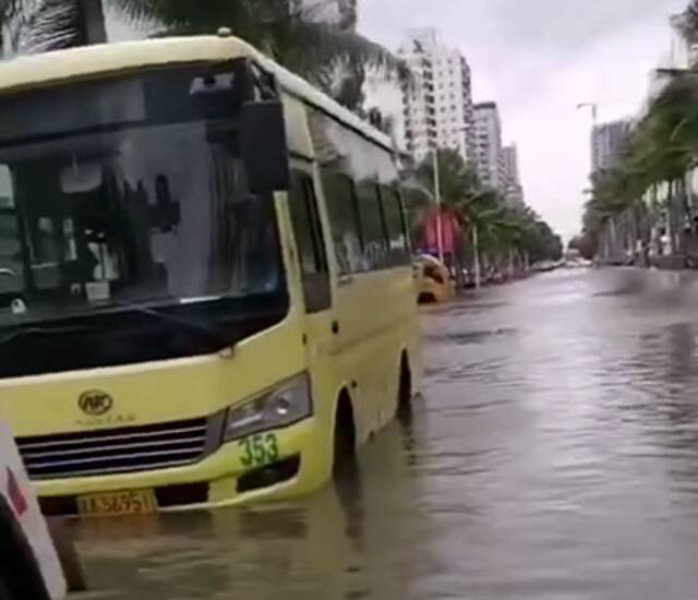 海甸二东路已有高位积水现象