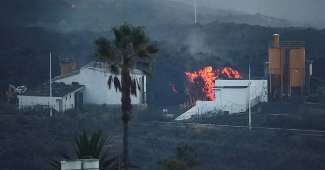 西班牙拉帕尔马岛火山熔岩流继续前进 居民被疏散