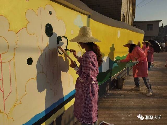 赞！湘大师生墙绘扮靓乡村