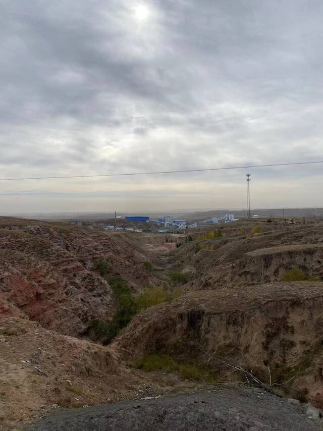 10月9日，鄂尔多斯市一处煤矿外围