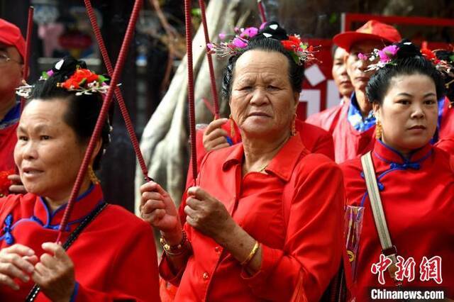 妈祖信众上香祈福。王东明摄