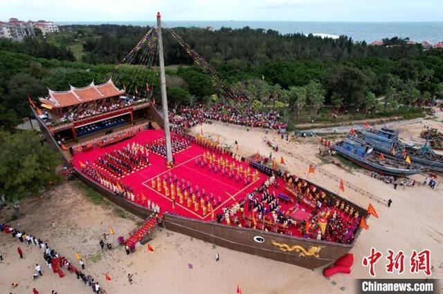 妈祖海祭大典在巨船造型的深澳底海神祭坛上举行。王东明摄