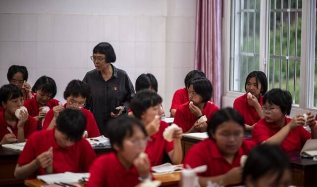 云南丽江华坪女子高级中学校长张桂梅在晨读之后来到教室督促大家好好吃饭（2021年8月24日摄）。新华社记者江文耀摄