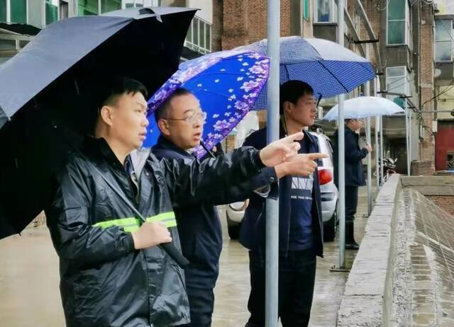 汾西县委书记张安文冒雨排查险情汾西县新闻中心供图