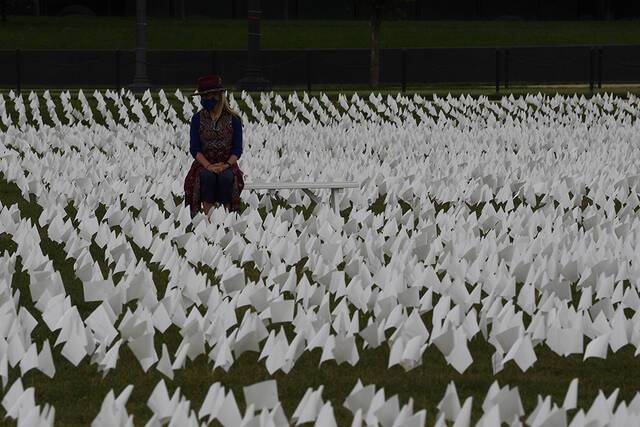 当地时间2021年9月21日，美国华盛顿，华盛顿国家广场上竖起60多万面白色小旗帜，该项目名为”在美国：记住”，每一面旗帜代表一名因新冠疫情而不幸去世的人。图自澎湃影像