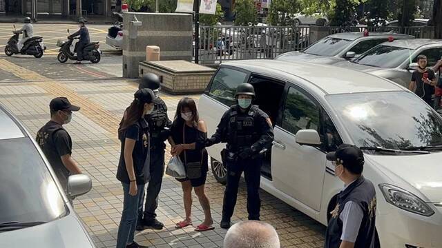 高雄大楼火灾关键嫌疑人现身，警方出动特勤警戒（图片来源：《联合报》）