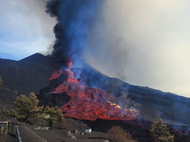 西班牙拉帕尔马岛火山岩浆溢出主锥体