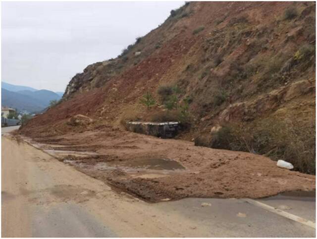 （乡宁县境内发生山体滑坡，道路受阻。时代周报记者黄嘉祥/摄）