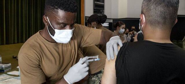今年7月驻日美国海军人员接种新冠疫苗资料图