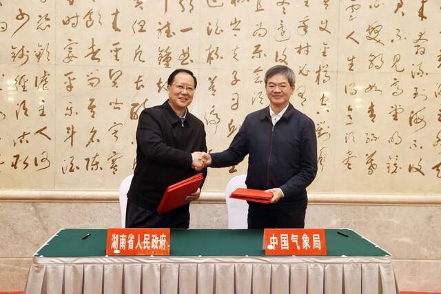 ▲毛伟明与庄国泰签署合作协议。