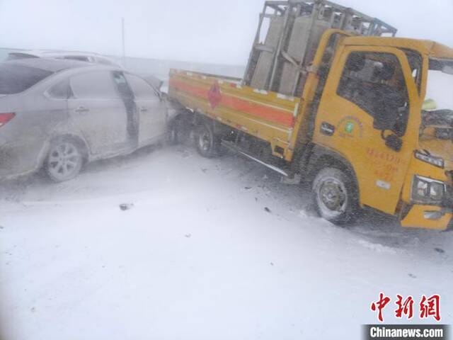 内蒙古陈巴尔虎旗出现暴风雪 最大风速17.3米/秒