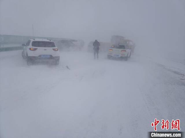 图为车辆在暴风雪中发生碰撞。韩宇摄