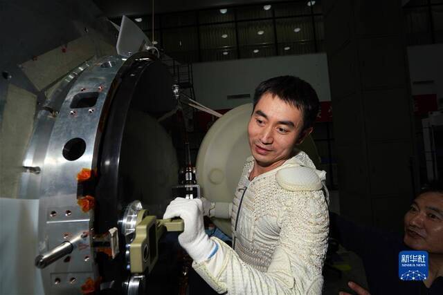 航天员叶光富参加工效实验（3月31日摄）。新华社发（孔方舟摄）
