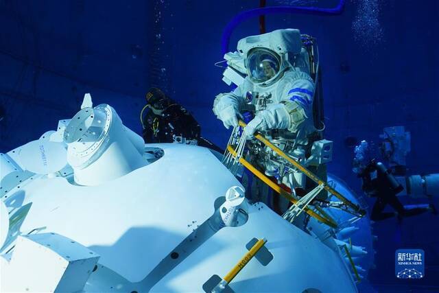 航天员王亚平进行水下出舱训练（3月8日摄）。新华社发（徐部摄）