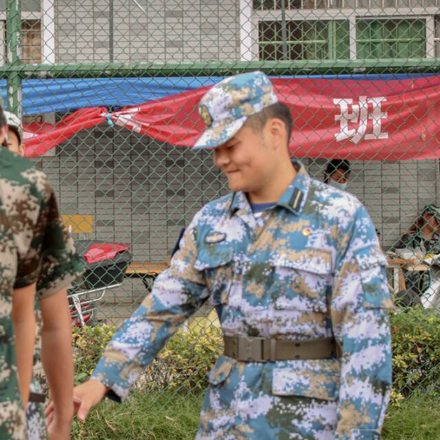 军训进行时  今天天气好，晒晒我的教官