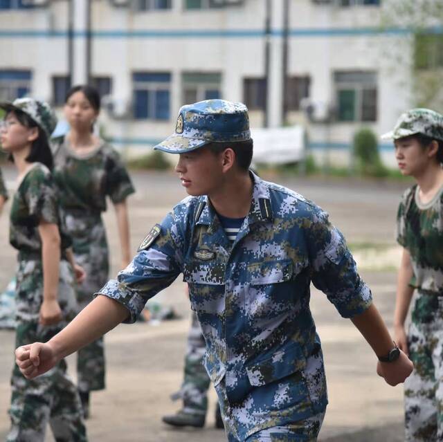 军训进行时  今天天气好，晒晒我的教官