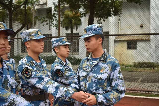 军训进行时  今天天气好，晒晒我的教官