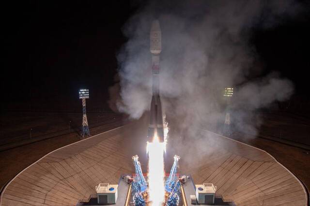 俄“联盟”火箭升空 将载有36颗英国OneWeb卫星的推进器送入太空