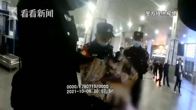 视频｜自称“网红”!男子车站扮女装 携带淫秽光碟被抓