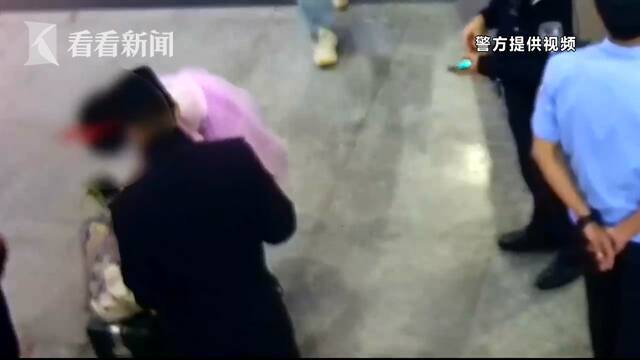 视频｜自称“网红”!男子车站扮女装 携带淫秽光碟被抓