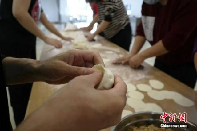 包饺子。（资料图）中新社记者苍雁摄