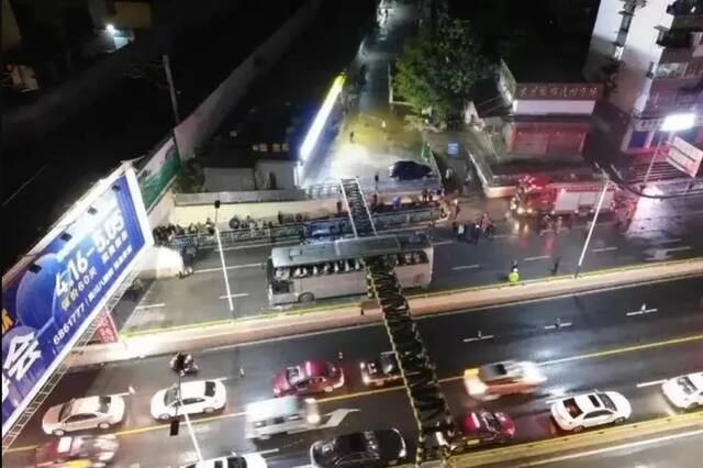 桂林大巴撞限高栏被削顶致1死案一审：司机获刑两年六个月