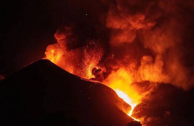 西班牙拉帕尔马岛火山东南侧出现新喷发口