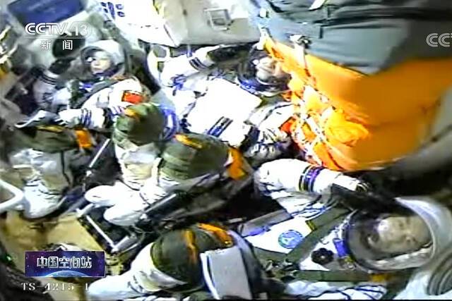 点火发射瞬间，3名航天员在返回舱内向大家敬礼。视频截屏