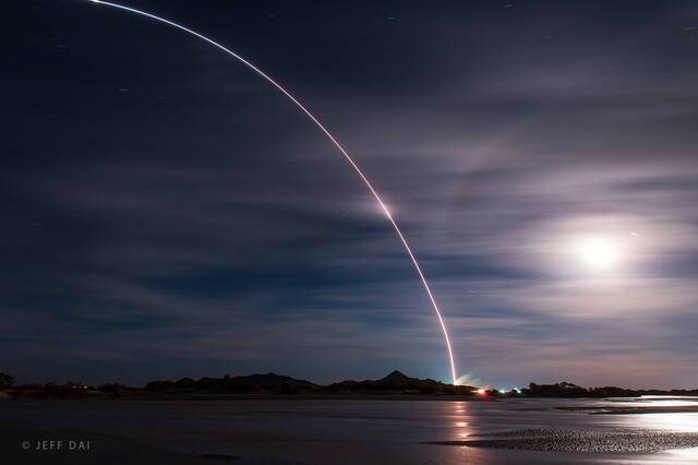 搭载“神十三”飞船的火箭划破夜空，留下一道长长的发射轨迹。@Jeff的星空之旅图
