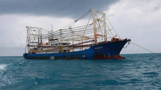 南海一渔船燃油短缺 中国海警局直属第五局紧急救助