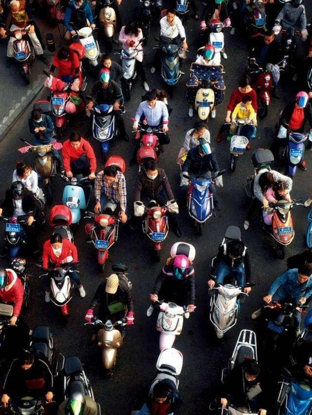 电动自行车已经成为人们出行的重要交通工具之一。图/视觉中国