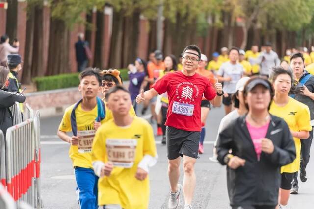 华东师大“校庆跑团”今晨征服10km上马！