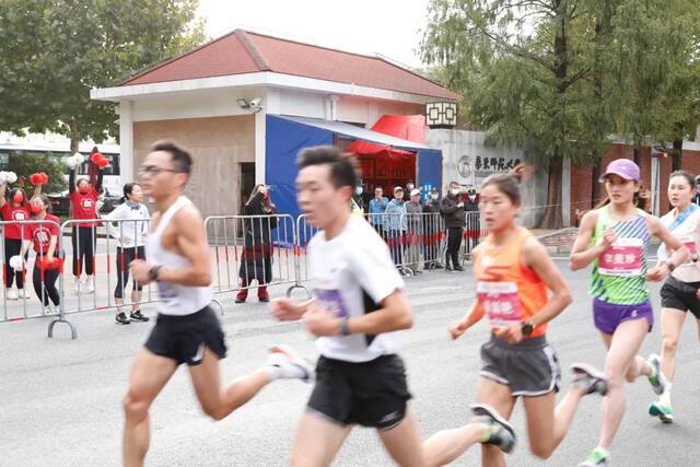 华东师大“校庆跑团”今晨征服10km上马！