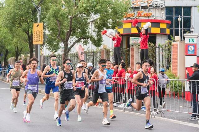 华东师大“校庆跑团”今晨征服10km上马！