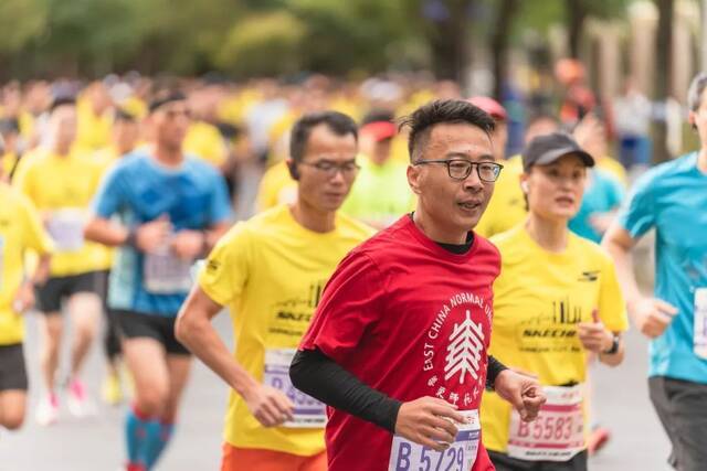 华东师大“校庆跑团”今晨征服10km上马！