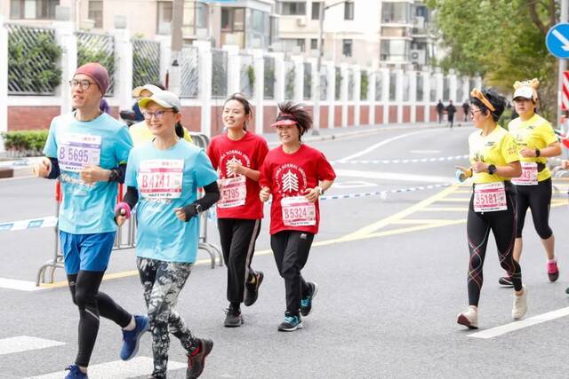 华东师大“校庆跑团”今晨征服10km上马！