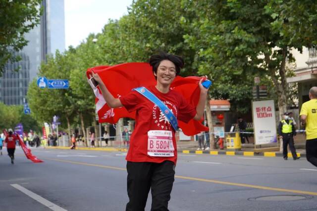 华东师大“校庆跑团”今晨征服10km上马！