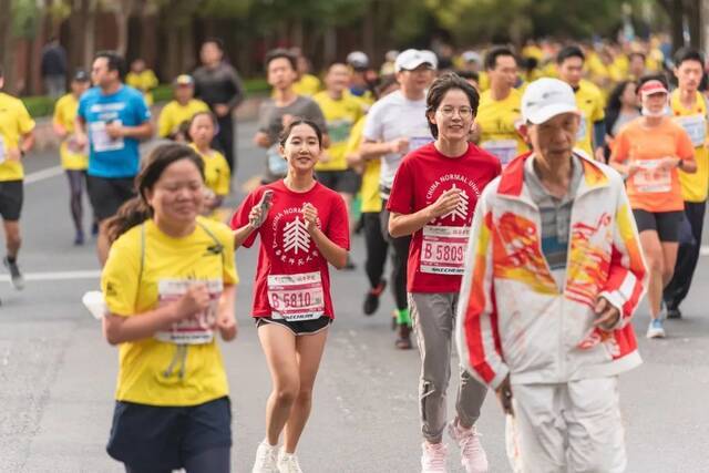 华东师大“校庆跑团”今晨征服10km上马！