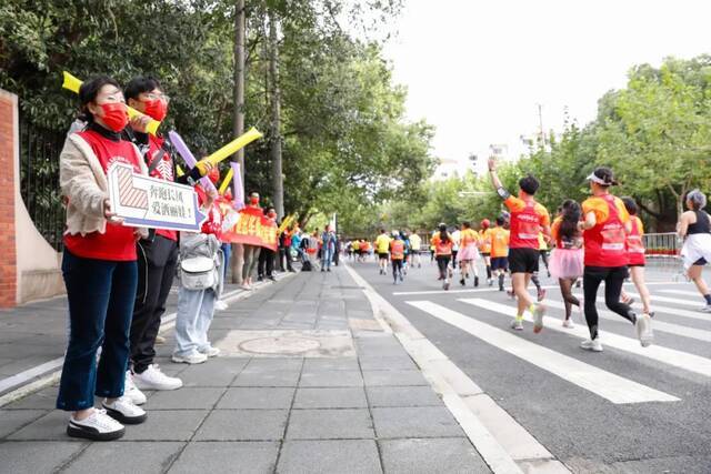 华东师大“校庆跑团”今晨征服10km上马！