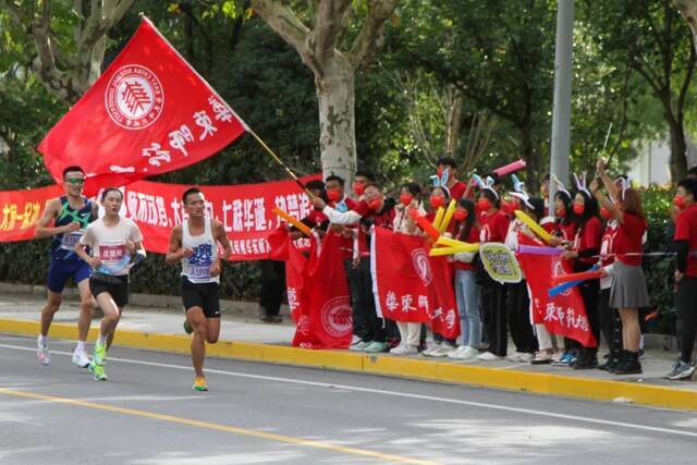 华东师大“校庆跑团”今晨征服10km上马！