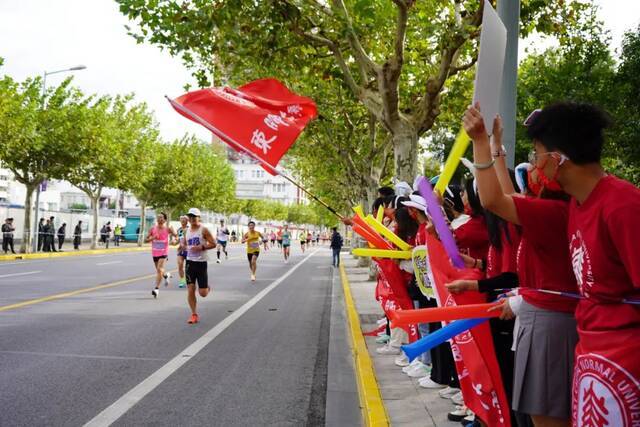 华东师大“校庆跑团”今晨征服10km上马！